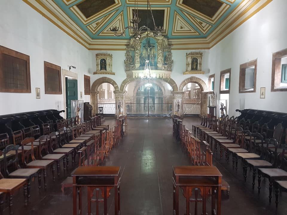 Coro alto do Convento do Desterro, com o gradil de madeira e o teto pintado