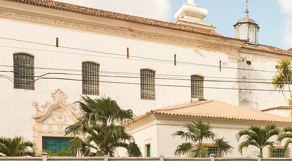 Portal barroco da igreja do convento, com porta verde e frontão em relevo